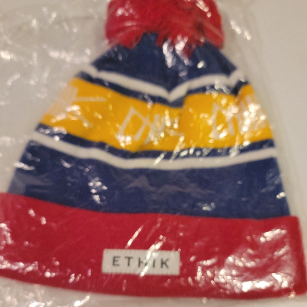 Ethic hat with pom pom